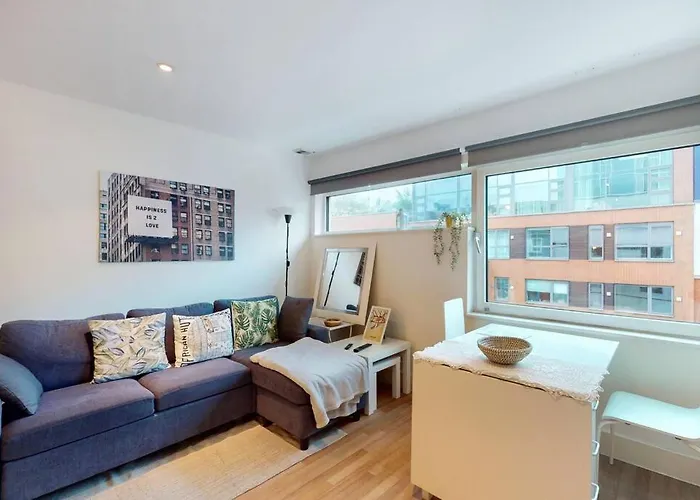 Stunning Studio Apt- 5 Min Walk To Borough Station